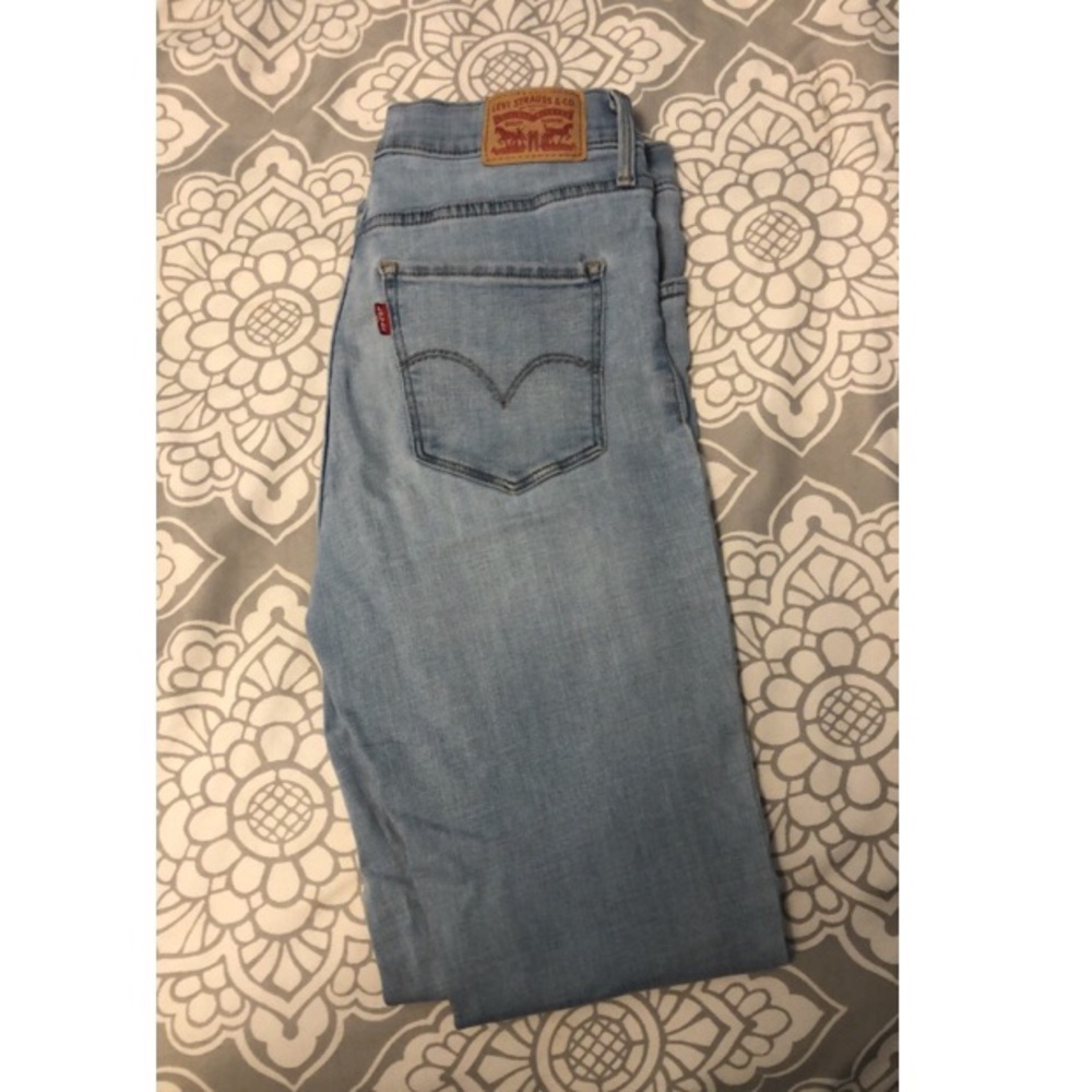 *SOLD* Levi’s shaping skinny jeans